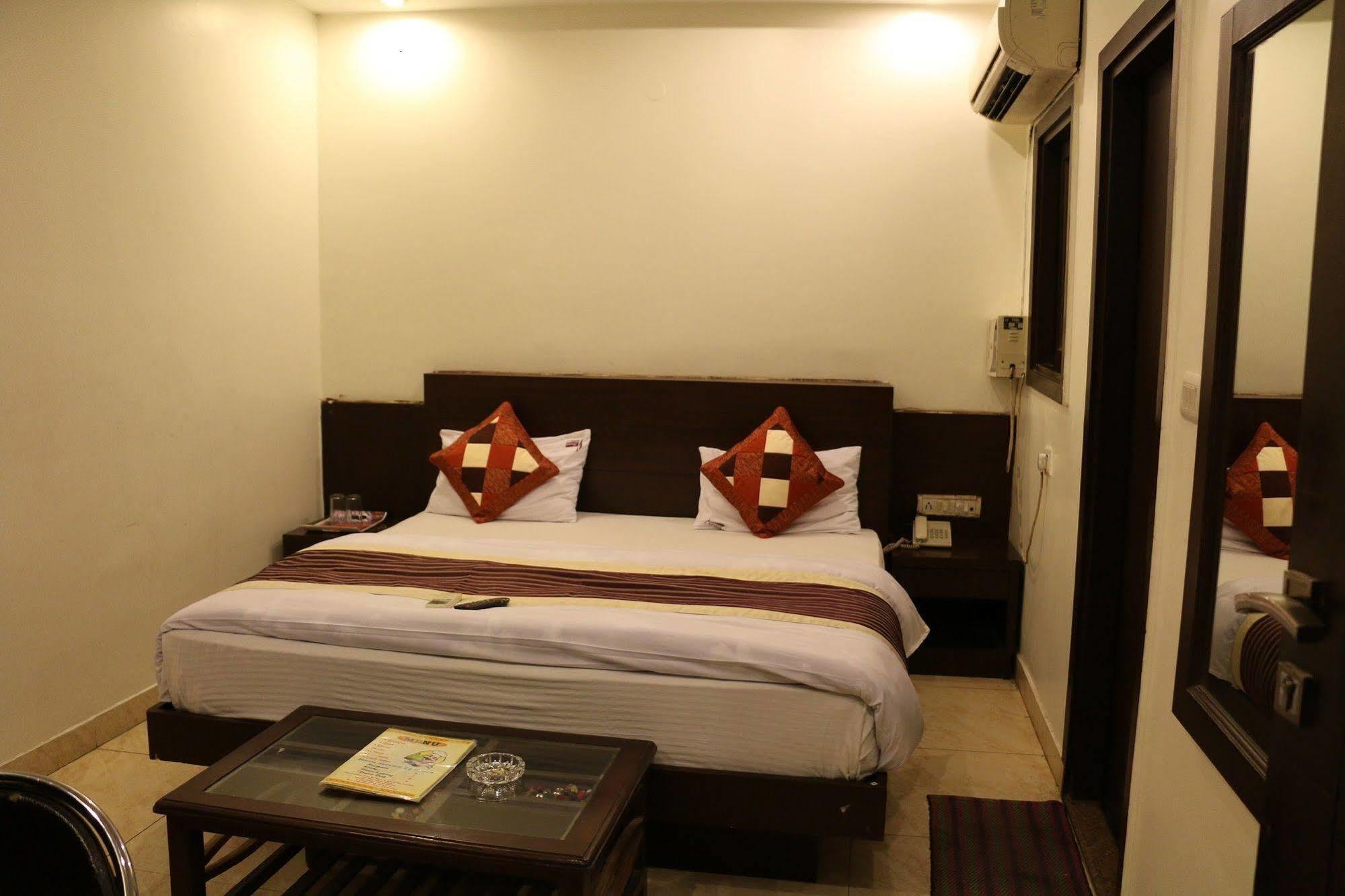 Hotel Seven Seas Inn Új-Delhi Kültér fotó