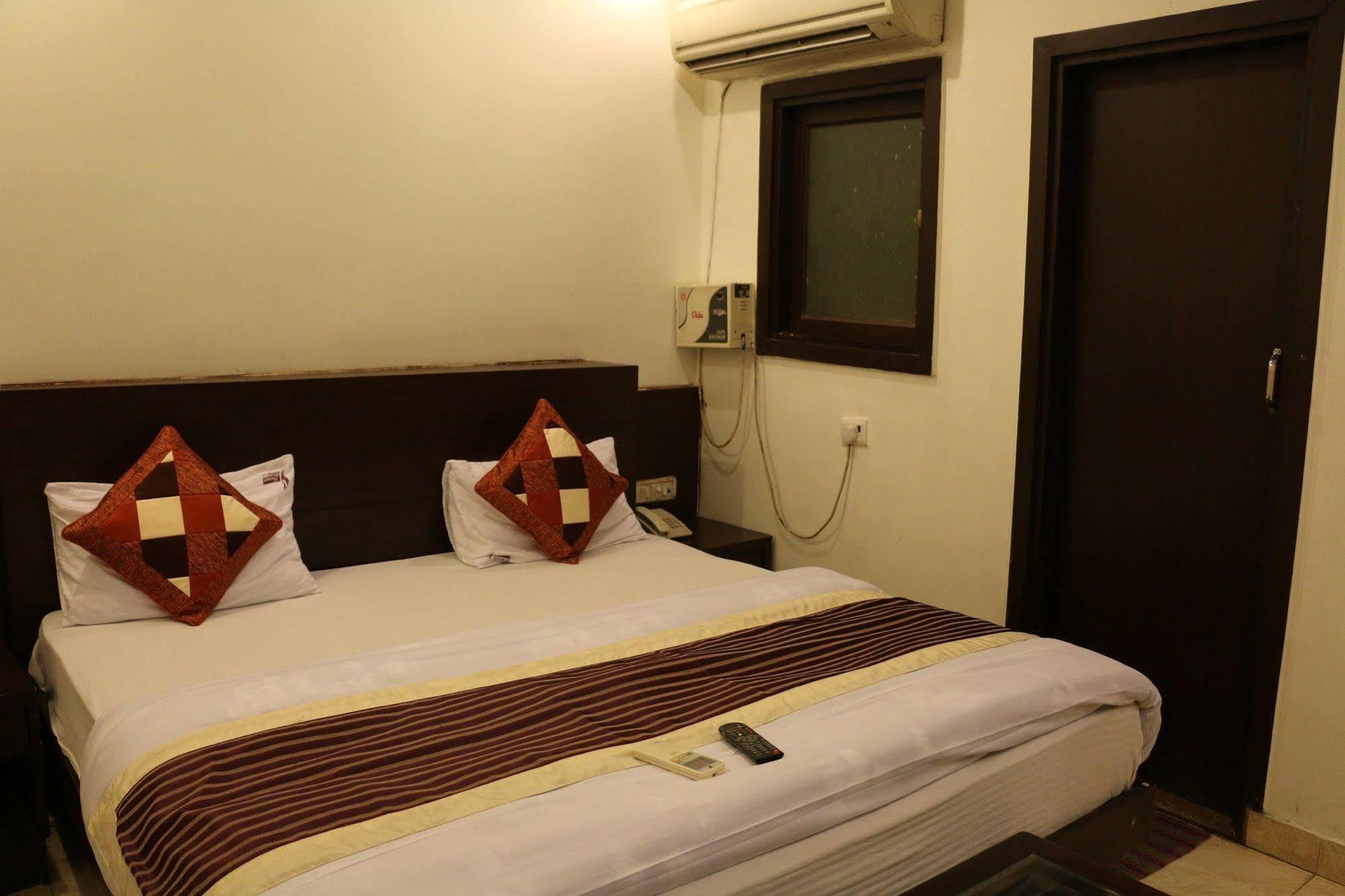 Hotel Seven Seas Inn Új-Delhi Kültér fotó